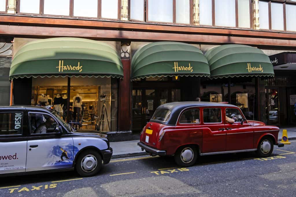 Taxi's staan voor het warenhuis Harrods in Londen, Engeland