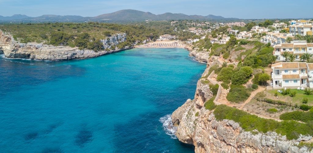 Uitzicht over de baai van Cala Anguila in Porto Cristo, Mallorca