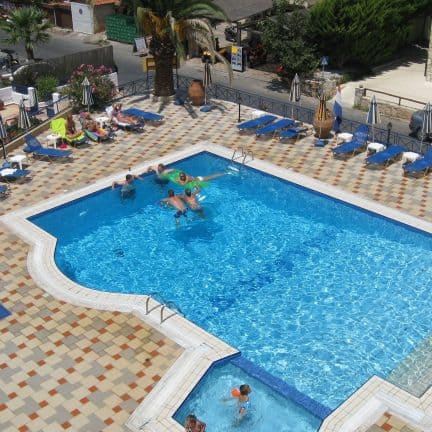 Zwembad van Appartementen Villa Myrto in Chersonissos, Kreta