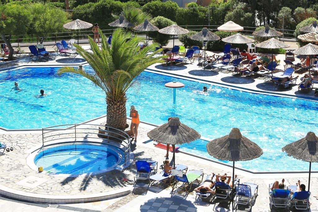 Zwembad van Hotel Semiramis Village in Chersonissos, Kreta