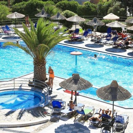 Zwembad van Hotel Semiramis Village in Chersonissos, Kreta