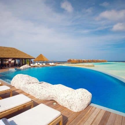 Zwembad van Lily Beach Resort en Spa in Zuid-Ari Atol, Malediven
