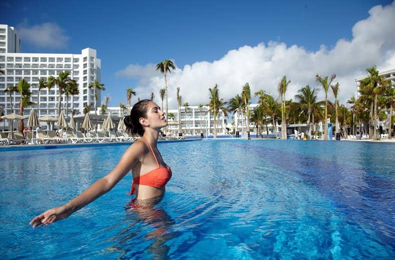 Zwembad van RIU Palace Peninsula in Cancun, Mexico