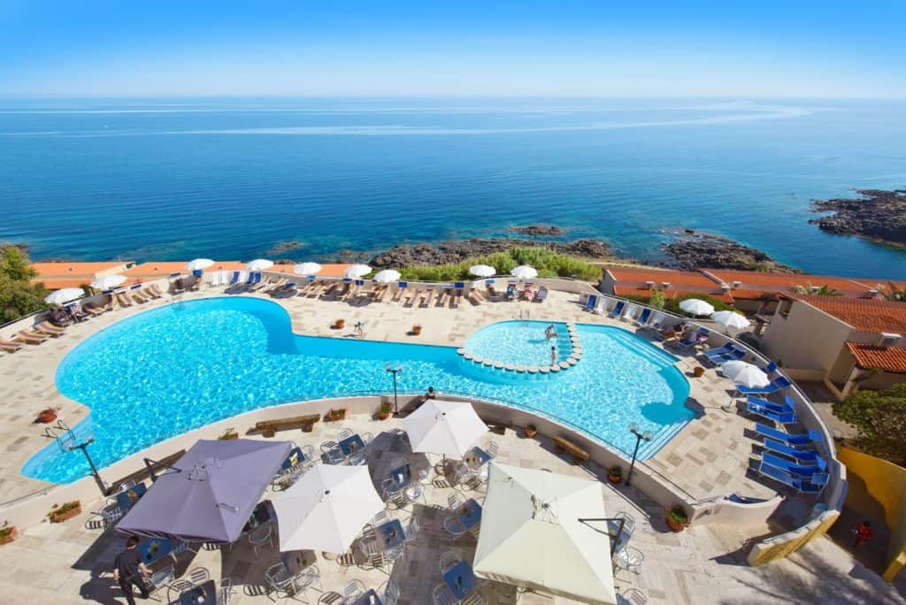 Zwembad en zee van Castelsardo Resort Village in Castelsardo, Sardinië