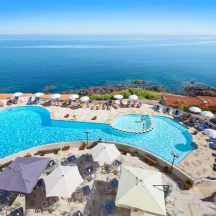 Zwembad en zee van Castelsardo Resort Village in Castelsardo, Sardinië