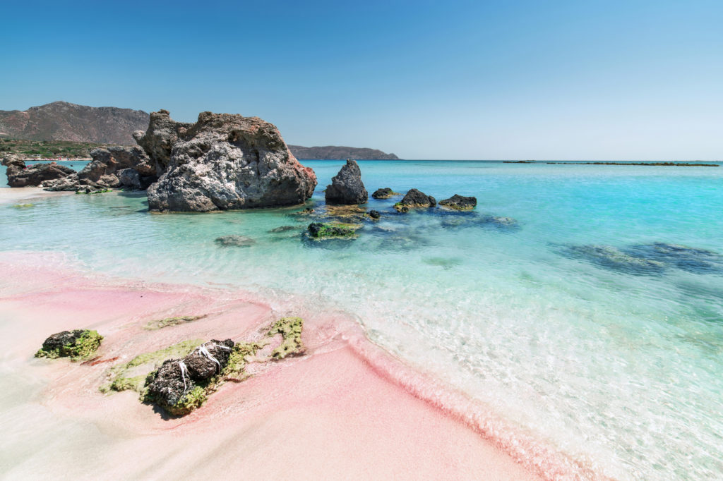 Het strand van Elafonisi met roze zand op Kreta, Griekenland