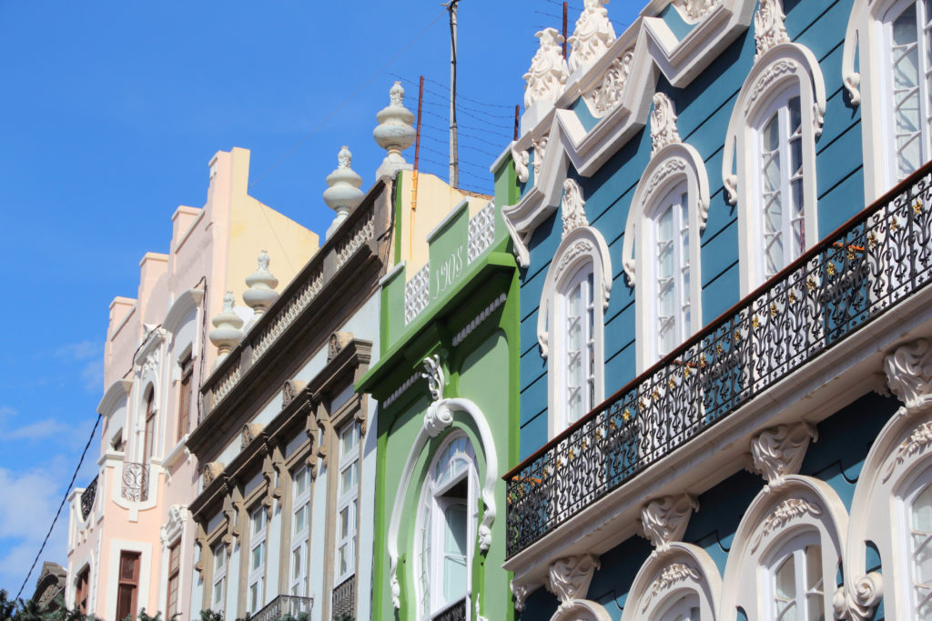 Mooi gekleurde huizen in de wijk Calle Mayor de Triana in Las Palmas, Gran Canaria