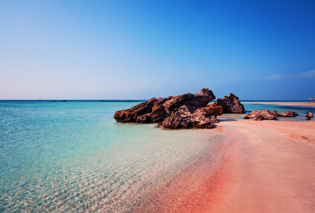 Roze zand op het strand van Elafonissi op Kreta, Griekenland