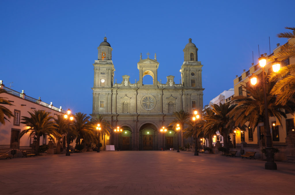 Santa Ana-kathedraal in de avond in Las Palmas, Gran Canaria