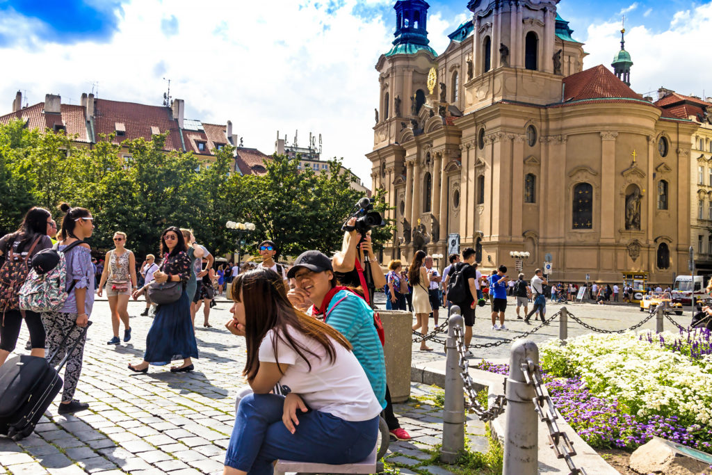Toeristen op het oude stadsplein in Praag, Tsjechië