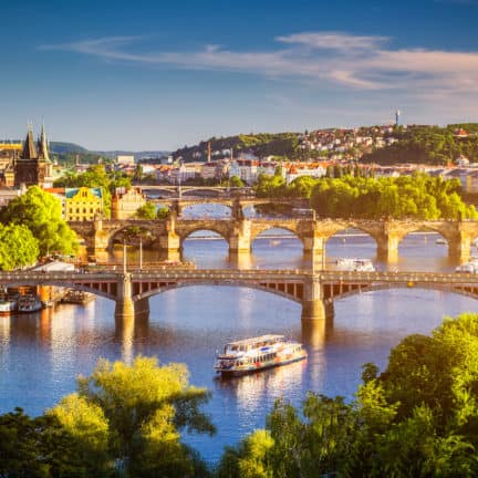 Uitzicht op de rivier de Moldau en de bruggen tijdens zonsondergang in Praag, Tsjechië