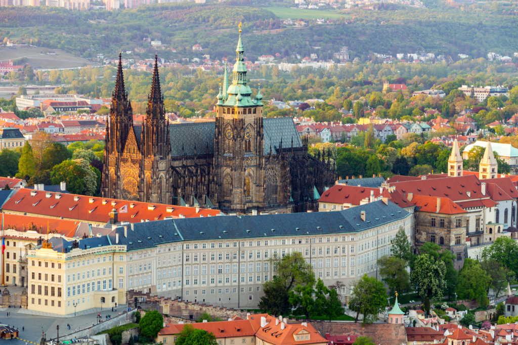 Uitzicht op Sint Vituskathedraal en het Koninklijk Paleis van Praag in Tsjechië