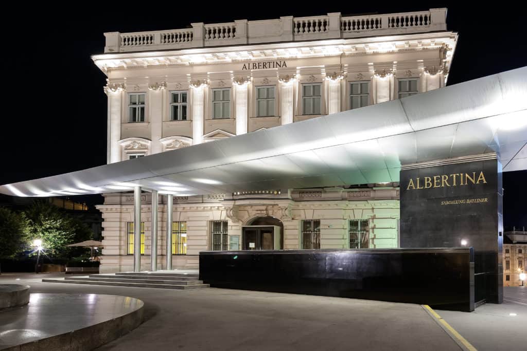 Albertina Museum in de avond in Wenen, Oostenrijk