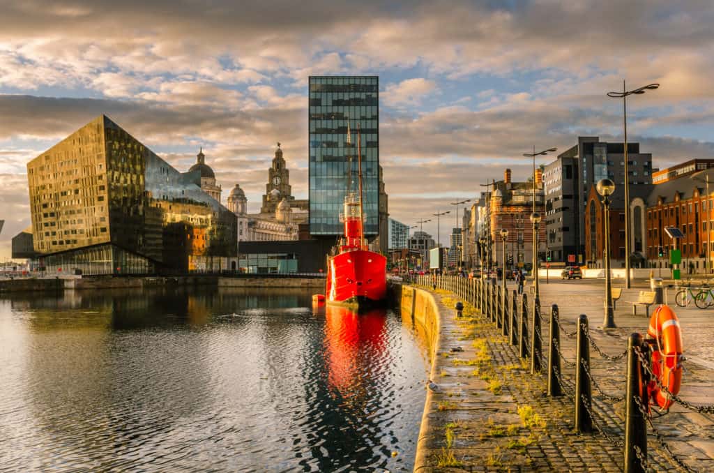 Havenkade van Liverpool tijdens zonsondergang