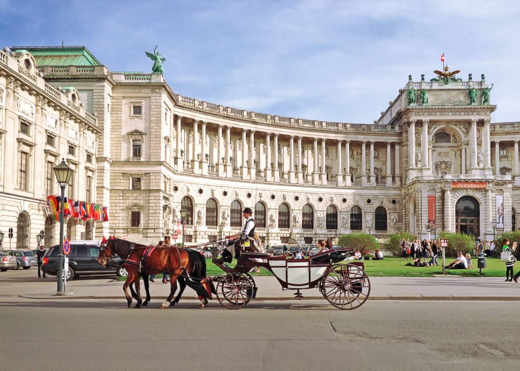 Hofburg met een koets met paarden in Wenen, Oostenrijk