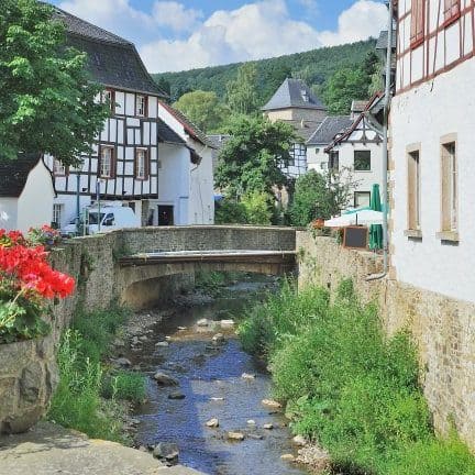 Huizen en rivier in het dorp Altenahr in Duitsland
