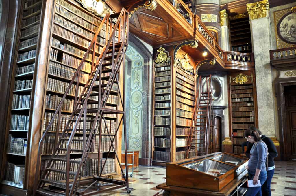 Interieur van de Nationale Bibliotheek met oude boeken in Wenen, Oostenrijk