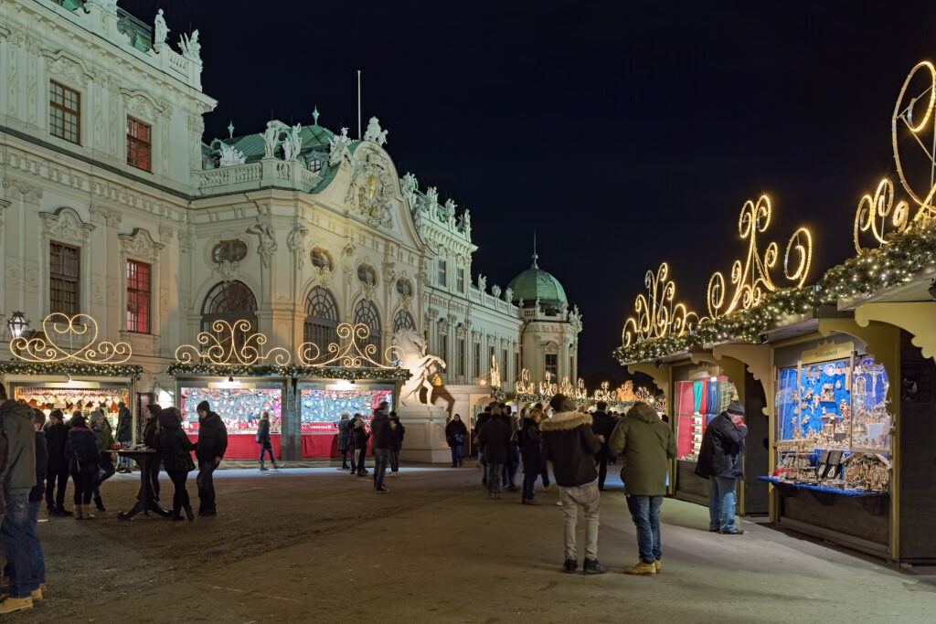 Kerstmarkt voor Slot Belvedere in Wenen, Oostenrijk