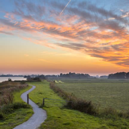 Polderlandschap met kronkelige fietspaden in Friesland
