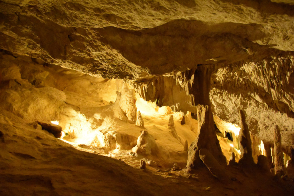 Stalagmieten en stalactieten in de grot Cova de Can Marça op Ibiza