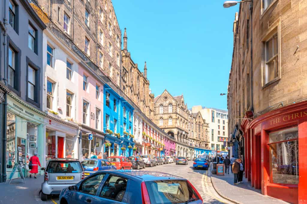 Straat met oude gekleurde huizen in Edinburgh, Schotland