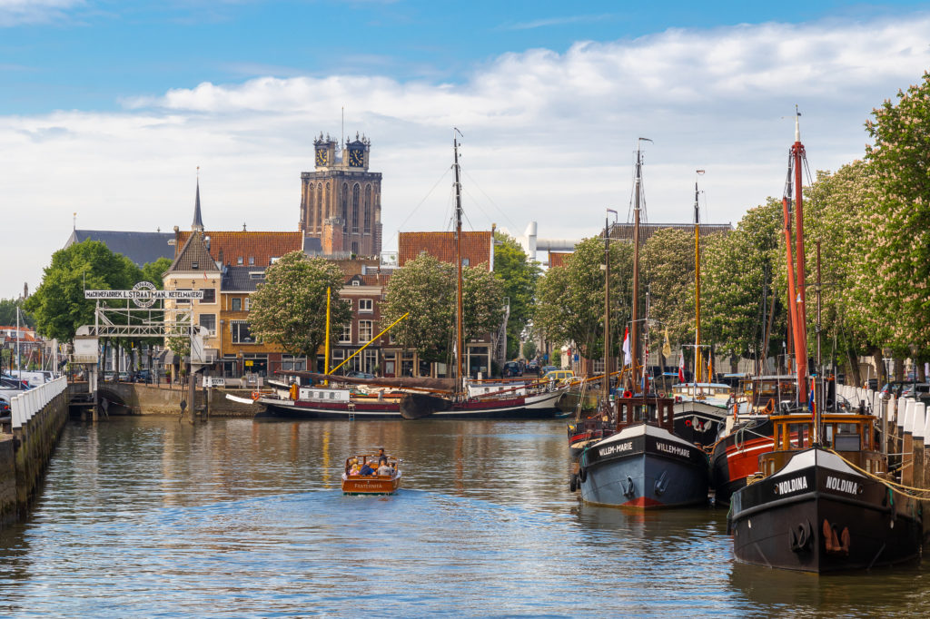 Uitzicht op de Nieuwe Haven in Dordrecht met de Grote Kerk in de achtergrond