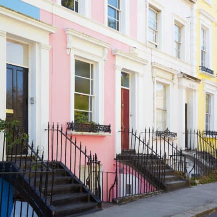 vrolijk gekleurde huizen straat londen engeland