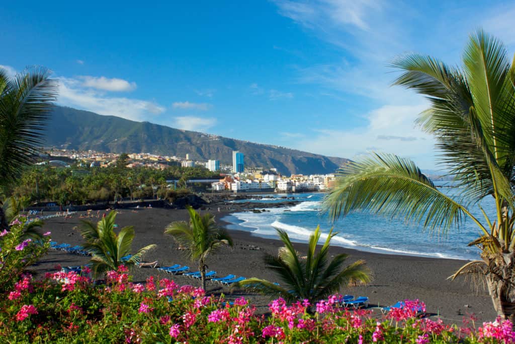 Zwart lavazand strand van Playa Jardín op Tenerife
