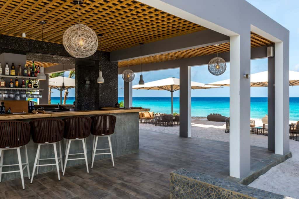 Bar van Delfins Beach Resort Bonaire in Kralendijk, Bonaire
