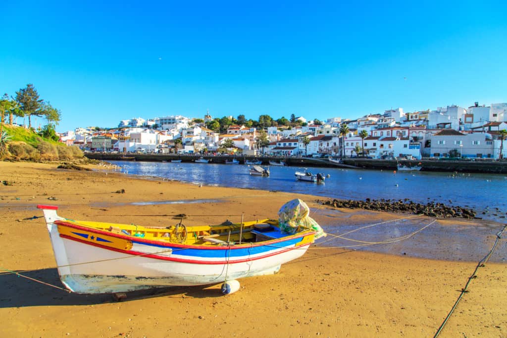 Boot op het strand van Portimão in Portugal