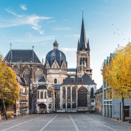 Duitse kathedraal in Aken in de herfst in Duitsland