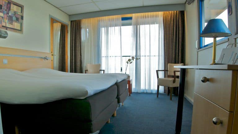 Hotelkamer van Eemshotel in Delfzijl, Groningen, Nederland