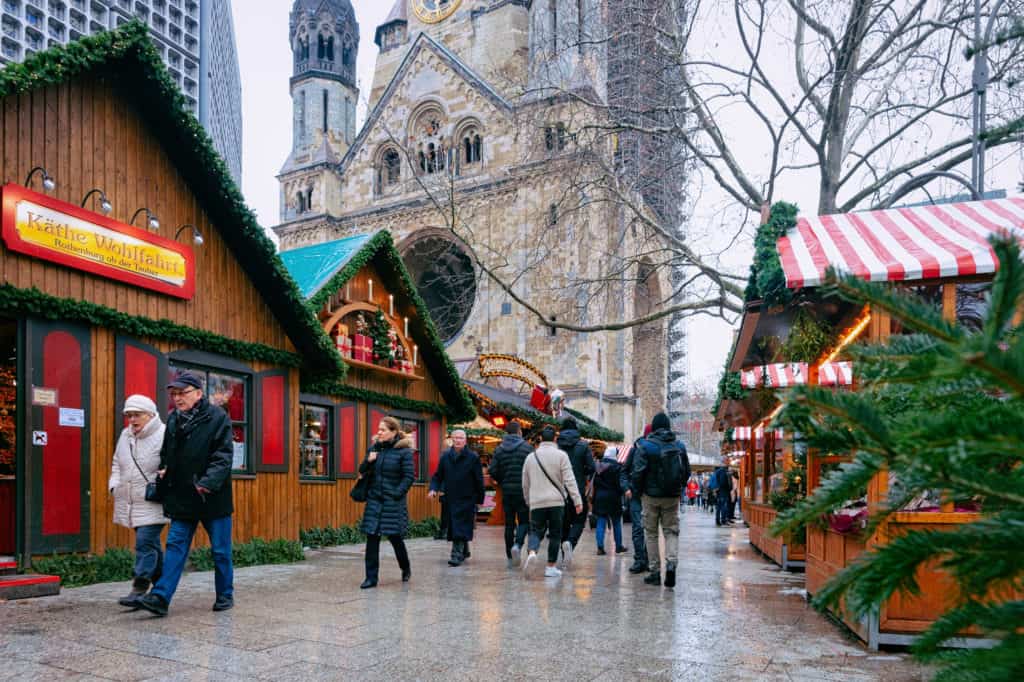 Kerstmarkt bij de Gedächtniskirche in Berlijn, Duitsland