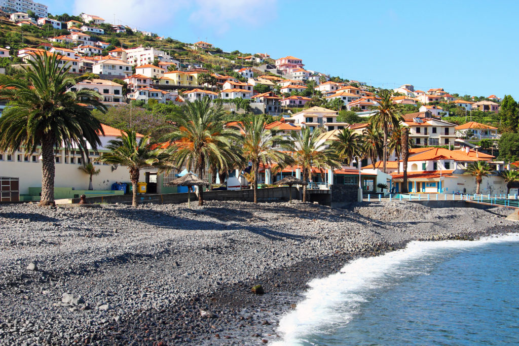 Kiezelstrand en uitzicht op Santa Cruz op Madeira, Portugal