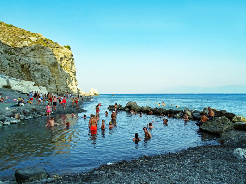 Mensen aan het baden in Embrós Thermé op Kos, Griekenland