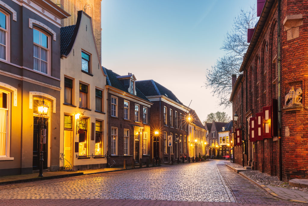 Oud straatje met oude huizen in de avond in Doesburg, Gelderland