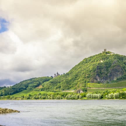 Rijn en ruïne van Drachenfels bij Königswinter in Duitsland