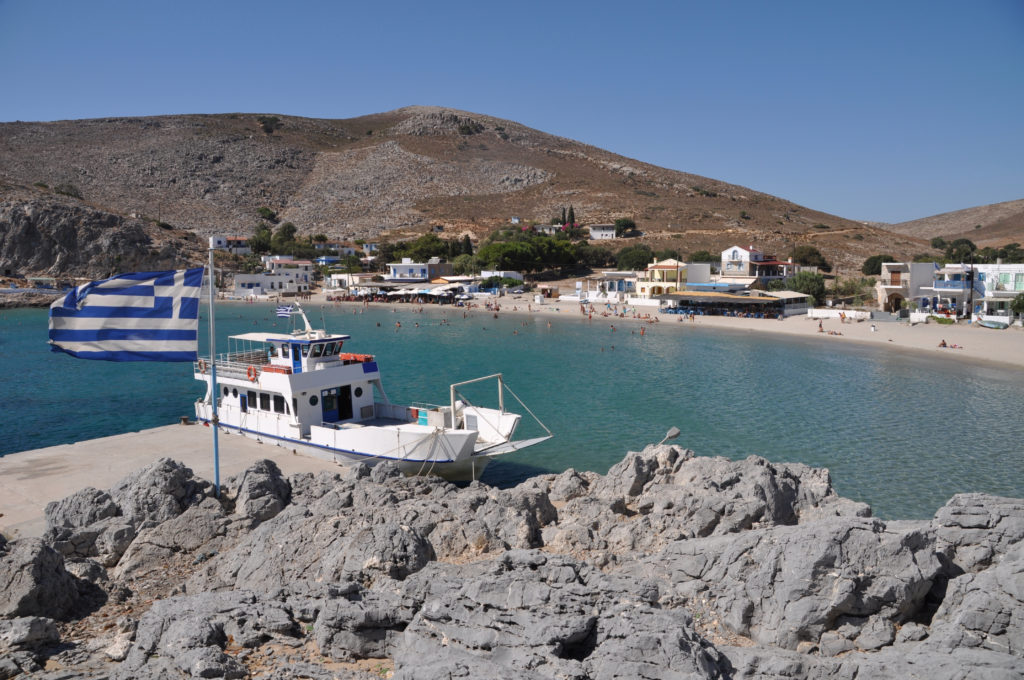 Strand met bootjes op Pserimos, Griekenland