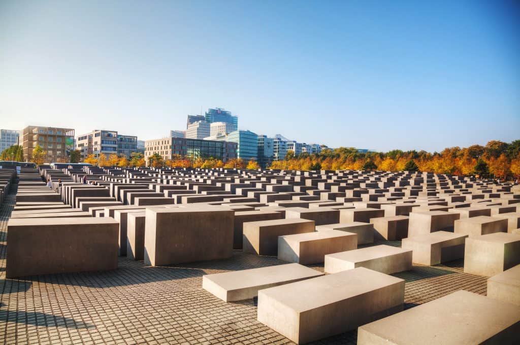 Uitzicht over alle stenen van het Holocaustmonument in Berlijn