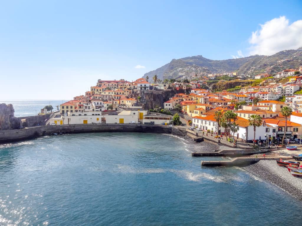 Uitzicht op de baai en stad Funchal op Madeira, Portugal