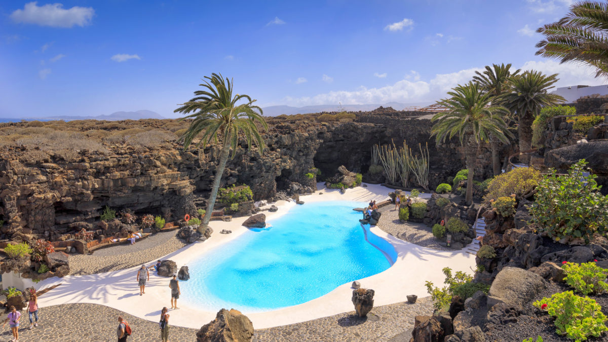 Uitzicht op het ultrablauwe zwembad van Jameos del Agua op Lanzarote