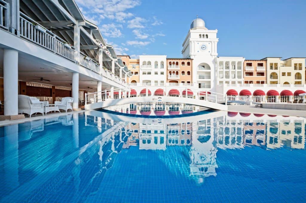 Zwembad van Amara Dolce Vita Luxury in Kemer, Turkse Rivièra, Turkije