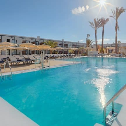 Zwembad van H10 Ocean Dreams in Corralejo, Fuerteventura, Spanje