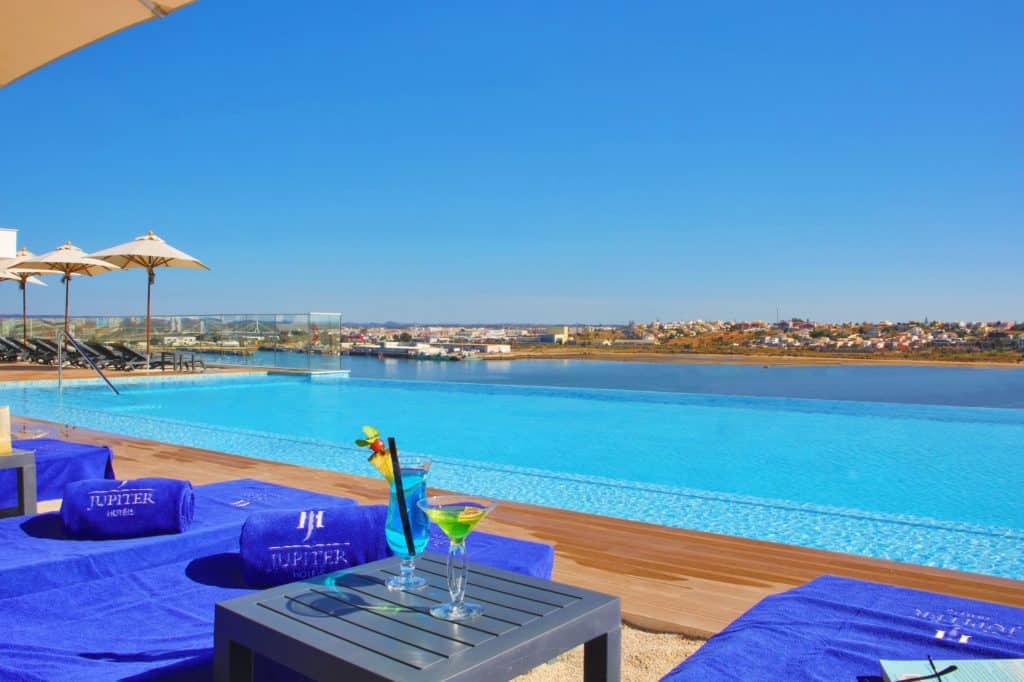 Zwembad van Jupiter Marina Hotel – Couples & Spa in Portimão, Algarve, Portugal