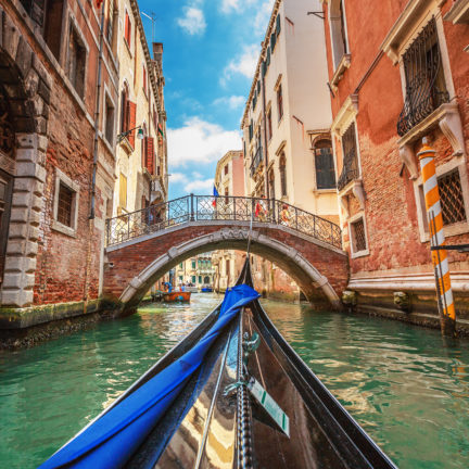 Uitzicht vanuit een gondel in Venetië, Italië