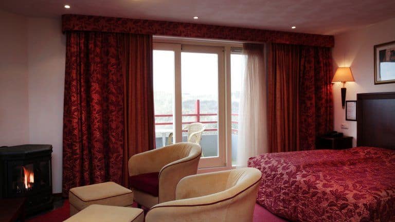 Hotelkamer met open haard van Hotel Meyer in Bergen aan Zee, Noord-Holland, Nederland