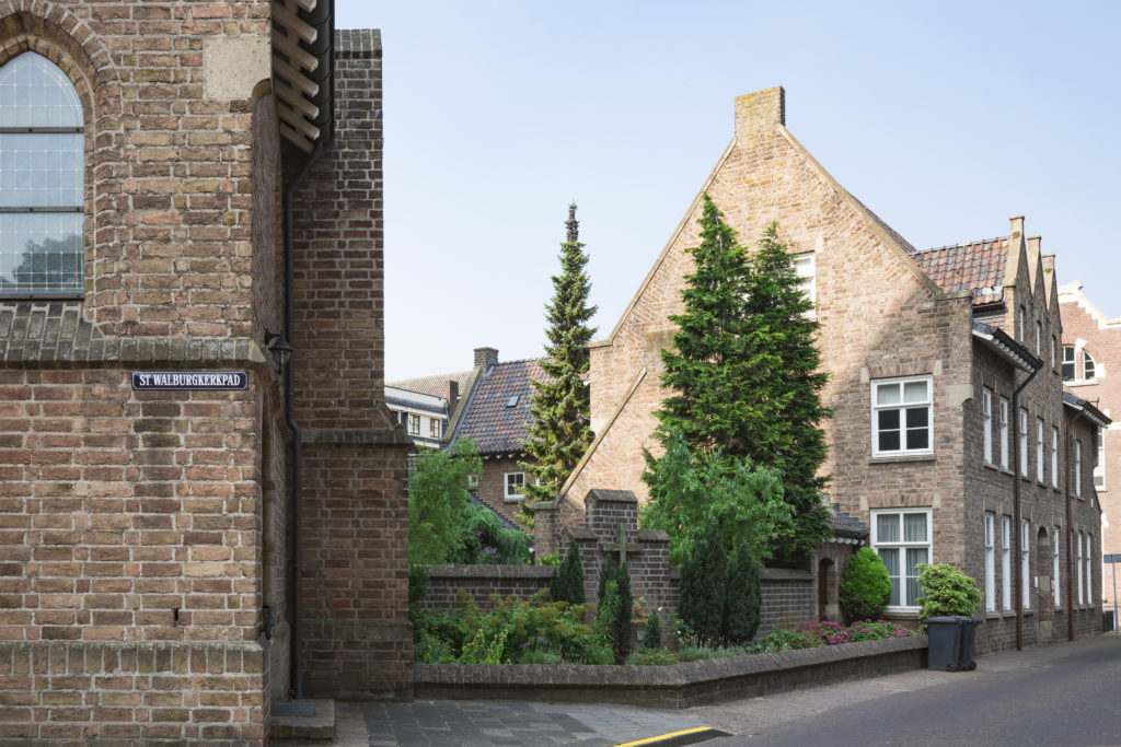 Huizen en de kerk Sint Dominicuskerk in Tiel, Gelderland , Nederland