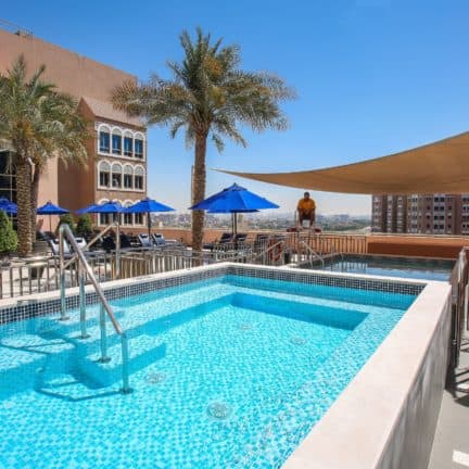 Zwembad van Mövenpick Ibn Battuta Gate Dubai in Dubai, Dubai, Verenigde Arabische Emiraten