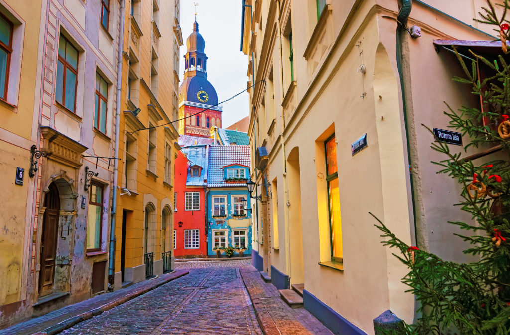 Smal straatje in Riga, Letland