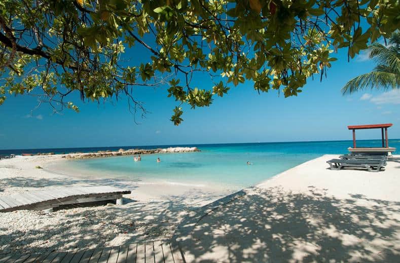Strand van Morena Eco Resort in Jan Thiel Baai, Curaçao, Curaçao